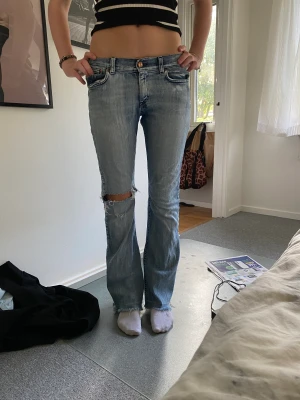 Low waist bootcut  - Low waist bootcut jeans ursprungligen från hm men är köpte på en second hand butik i London 