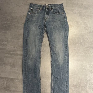 Ljus blåa jeans - Säljer dessa snygga lager 157 jeans jag växt ur,  Modell: NEW CLASSIC Storlek: w=30 l=32