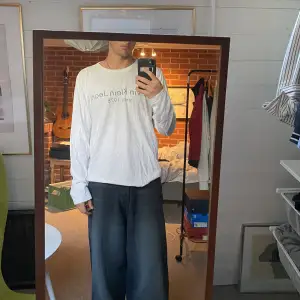 Långärmad T-shirt från Calvin Klein. Nyskick, säljes pga för stor för min smak. Står xxl i men är maximalt en XL-L