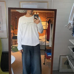 Långärmad T-shirt  - Långärmad T-shirt från Calvin Klein. Nyskick, säljes pga för stor för min smak. Står xxl i men är maximalt en XL-L
