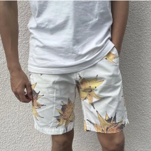 Shorts från Scotch & Soda - Somriga shorts från nederländska Scotch & Soda. Nypris 1199kr, knappt använda. Midjemått 30, modellen är 1.78 och brukar bära S/M och det passar fint! Skriv till mig vid frågor eller om du vill se fler bilder!🫶🏻