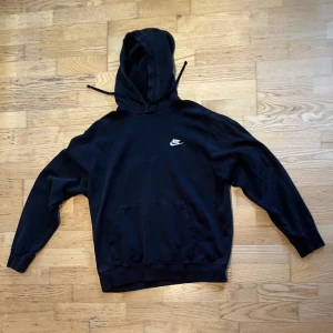 Nike Hoodie - Hejsan, jag säljer nu min svarta Nike hoodie i storleken Medium. Tröjan är väl använd men ändå i ett hyfsat skick. Hör av dig vid funderingar, pris kan diskuteras