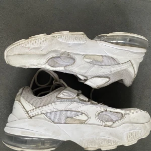 Vita puma sneakers - Hej! Säljer ett par vita puma sneakers eftersom de är lite för små för mig! De är ganska använda och lite slitna längs bak vid sulan men fortfarande i bra skick! Men därav säljer jag dem billigt 