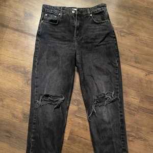 Jeans - Jeans från Gina med hål i knäna 