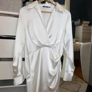 Satin klänning - använd en gång från zara 