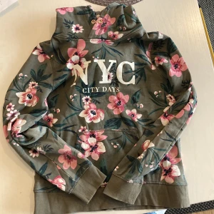 Hoodie  - Mycket fin Hoodie i bra skick. Storlek 146/152. Fri från fläckar och slitage. Rök-och djurfritt. Väldigt fint tryck i glitter!