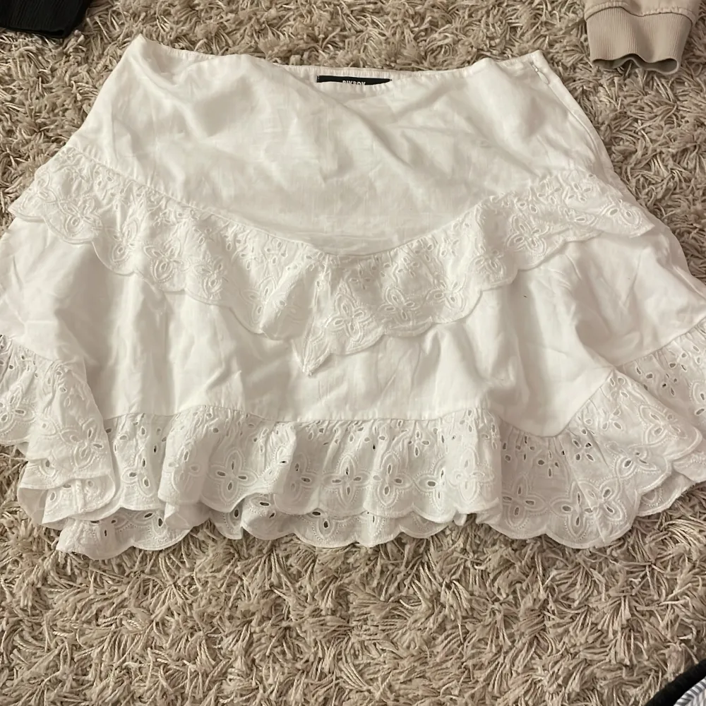Fina kjol från bikbok. använd 1 gång under midsommar annars nyskick!! I stl M men passar mig som annars har Xs,S (den blir en Lågmidjade kjol❤️). Kjolar.