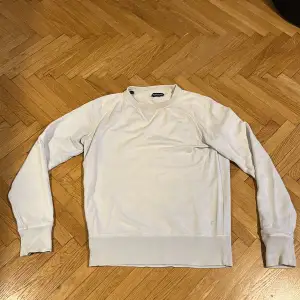 Tom Ford sweatshirt, blå, storlek 50 (har använt som lite oversized för M/S). Helt ok skick har någon missfärgning men tror det går bort vid tvätt. Köpt Harrods i London.