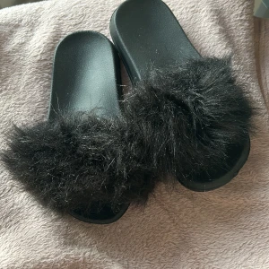 Superfina fluffiga tofflor - Älskar dessa tofflor men fel storlek vid köpet så därför säljs de nu🥰 i fin kvalité.