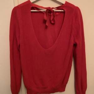 En röd stickad tröja i fint skick, använd fåtal gånger🌸