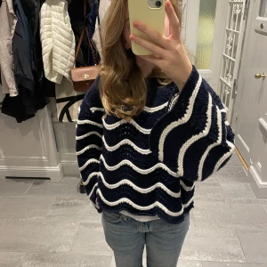 Stickad marinblåtröja - Säljer denna jättefina stickade polo Ralph lauren tröjan i färgen marinblå i storlek S/M. Säljer pågrund av att den inte kommer till användning. Köpte den för 2500. Köparen står för frakten💙💙