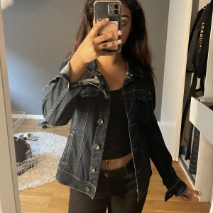 Jeansjacka - Snygg mörkblå jeansjacka från espirit 