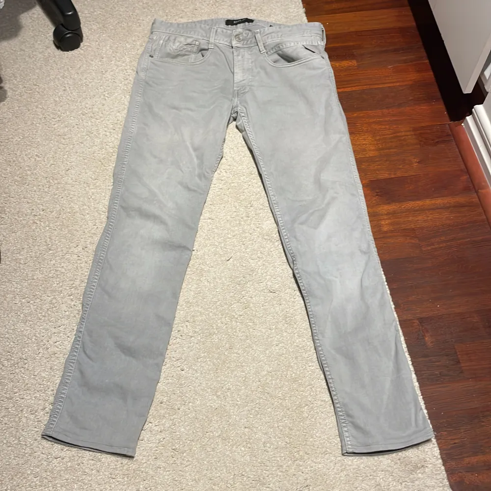 Säljer mina ljusgråa replay anbass jeans då de sällan kommer till användning. Väldigt bra skick, storlek 31. Nypris ca 1200 kr.. Jeans & Byxor.