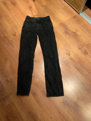 Jeans Sthlm stil - Storlek Waist 24 length 32 bra skick, köpta från Kappahl förra våren deras pris 150kr st mitt 350 för båda pris kan diskuteras 