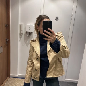 Trenchcoat - Har en fläck där bak som inte går bort❤️