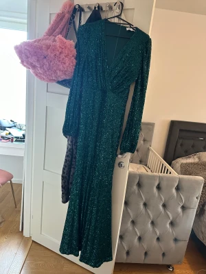 Festklänning  - Säljer lång festklänning i storlek XL. Köparen står för frakt. Kan upphämtas i Stockholm 
