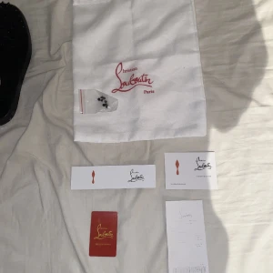 Loubs - Dom är rätt så nya använda några gånger alla taggar följer med samt skosnören och dustbag, storlek 45, om det är smidig affär kan jag gå ner lite. Kan skicka mer bilder om det är så.