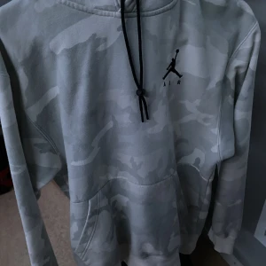 Jordan Air Camo Hoodie - Riktigt skön och snygg hoodie som inte används längre. Storlek M och passar riktigt bra samt inga defekter alls på hoodien. Pris: 400 men kan diskuteras vid snabb affär!