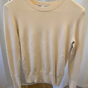 Tröja från Zara - Vit/beige tröja från zara med guld knappar på ärmarna i fint skick utan några hål eller fläckar 