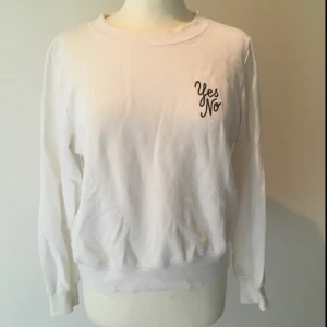 Sweatshirt med detalj - Yes, No? Vit tröja med broderi