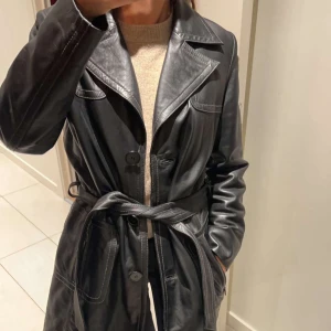 Skinn kappa - Säljer denna skinn kappan (äkta skinn) knappt använd. Storlek 42, men passar mitt barnbarn som bär storlel M ♥️