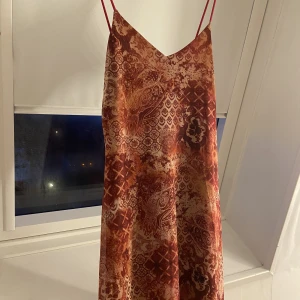 Urban outfitters klänning  - Super snygg långklänning!  Använd 1 gång, som ny.  Säljer för att den inte kommer till användning.