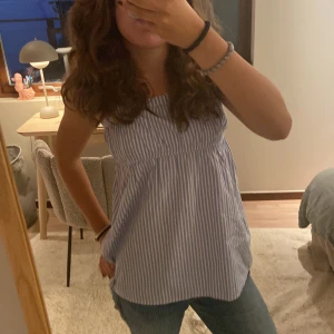 tommy hilfiger top - säljer min jätte fina tommy hilfiger top som jag köpte för 600kr för något år sedan. helt ny och aldrig använd❤️är i storlek 14 men passar på mig som brukar ha xs och s