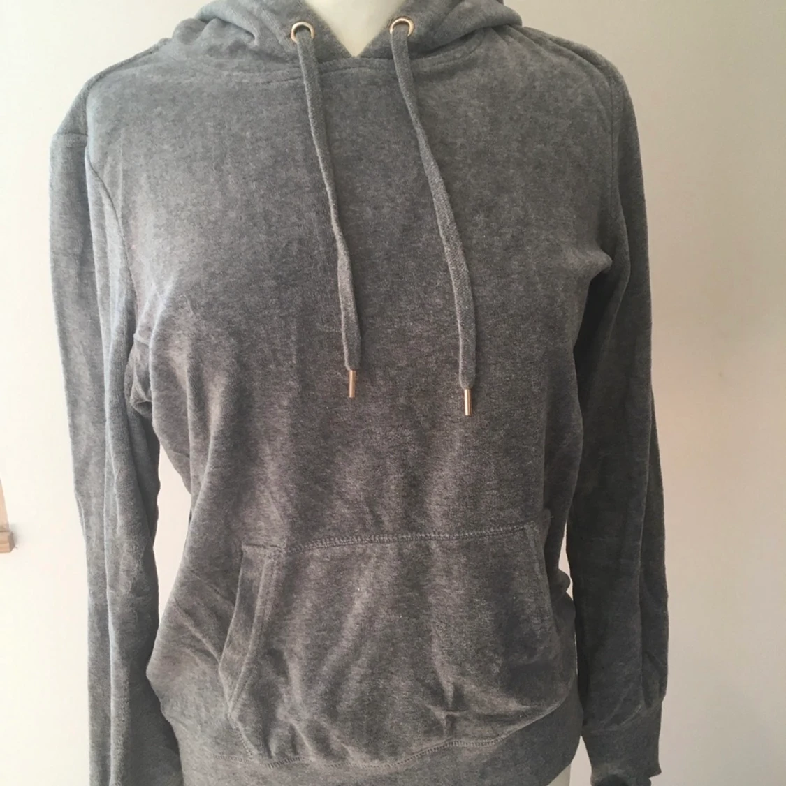 Grå hoodie 