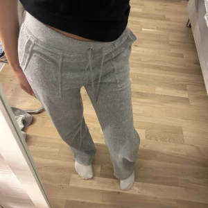 Juicy byxor  - Säljer mina juicy byxor i st S då dom inte kommer till användning. Använd fåtal gånger och dom har inga skador, dom är upp lagda och sitter såhär på mig som är ca 159 cm. Frakt tillkommer!