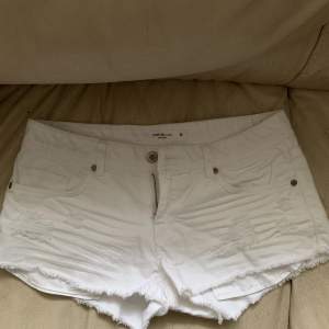 Vita denim shorts i fint skick! Säljer pga att dem är för stora,  low-midwaist🌸