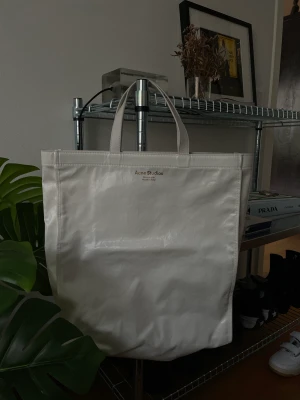 Acne studios bag - An big white acne studios bag in a totebag design with short handles. Used 5 times maximum. It fits a laptop and more.