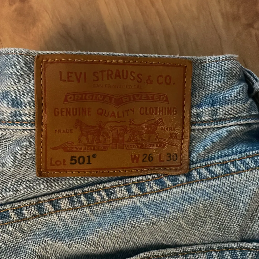 Levis 501 använda men ganska fint skick! . Jeans & Byxor.