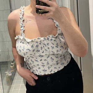 Blommigt linne  - Supergulligt linne med blå detaljer. Fint skick, mycket stretch. Färgen stämmer överens med första bilden.  Katt finns i hemmet <3