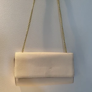 Aftonväska - Aftonväska i ljusrosa/beige med guldig kedja 