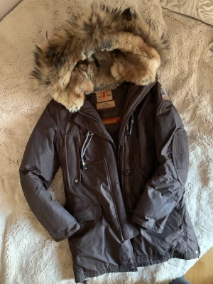 PARAJUMPER JACKA - Säljer min parajumper då jag inte använder den längre! 