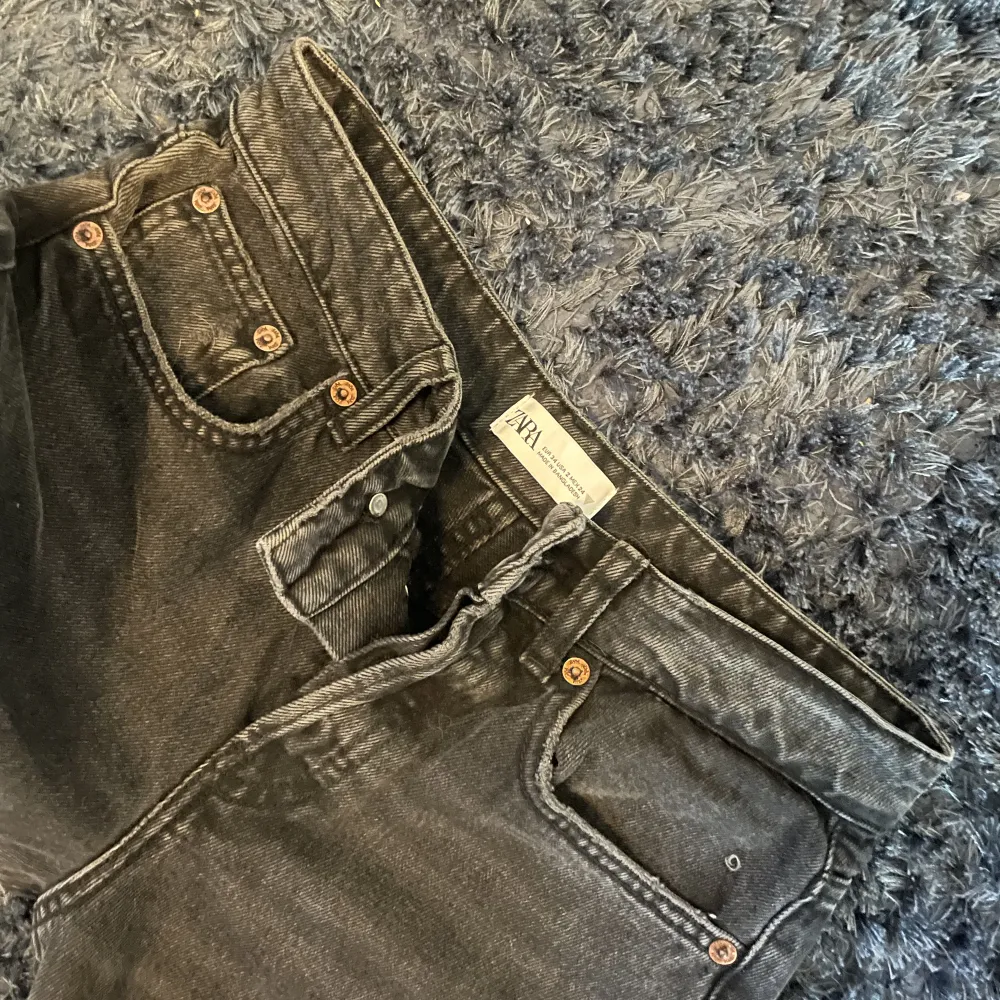 Mid/lågmidjade jeans från zara. Har inte kommit till användning. Kom privat för frågor💞. Jeans & Byxor.