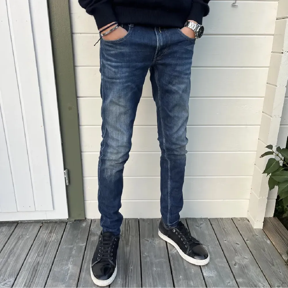 Riktigt snygga Replay anbass jeans i storlek 29/32. Säljer pga att dem var för små. Pris kan diskuteras!!. Jeans & Byxor.