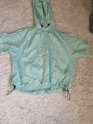 Träningsväst - Bra skick, använd endast 1 gång. Luva och ficka vid framdel. 