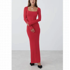 Ginatricot röd långklänning  - Aldrig använd prislapp kvar säljer den för 300kr, inköp för 399kr i strl xs 