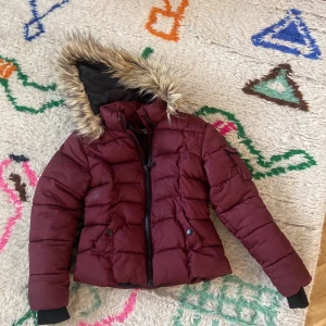 Jacka barn vinter  - Vinterjacka för barn. Vind och vattenfast. Fodrad. Löstagbar luva. Bra skick. Från H&M. 9 år 140 cl 