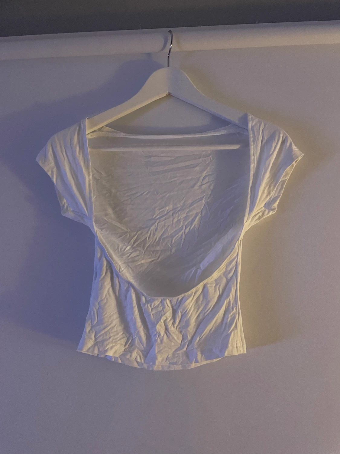 Vit topp med öppen rygg