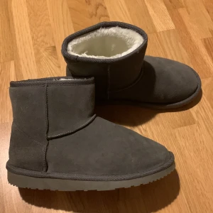 Vinterskor - Uggs liknande skog i grått. Från even&odd. Knappt använda.