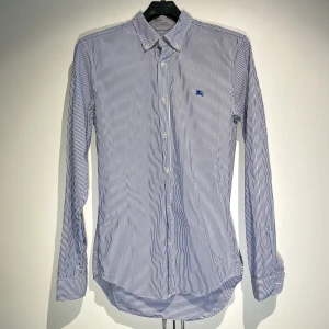 Burberry Oxford Skjorta Blårandig - Hej, säljer en väldigt elegant och stilren skjorta från Burberry. Grym kvalite och passar perfekt i alla lägen. Nypris runt 5000kr. Storlek small och True To Size. Perfekt passform och snygg under ziptröja. Pris kan diskuteras. Hör av dig vid frågor. 