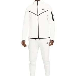 En vit nike tech hoodie  - Jätte fin och i bra skick men den är stor på mig så behöver sälja den. Pris kan diskuteras 