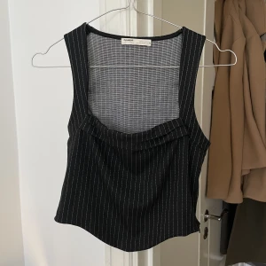 Randig topp - Från pull& bear. I princip oanvänd Storlek: M