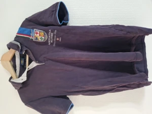 Aeronautica piketröja vintage M - Har legat o dammat i garderoben. Sälldynt model med bla sverigeflagga se bilder. Storlek M. Hör av er för mer info/bilder vid intresse