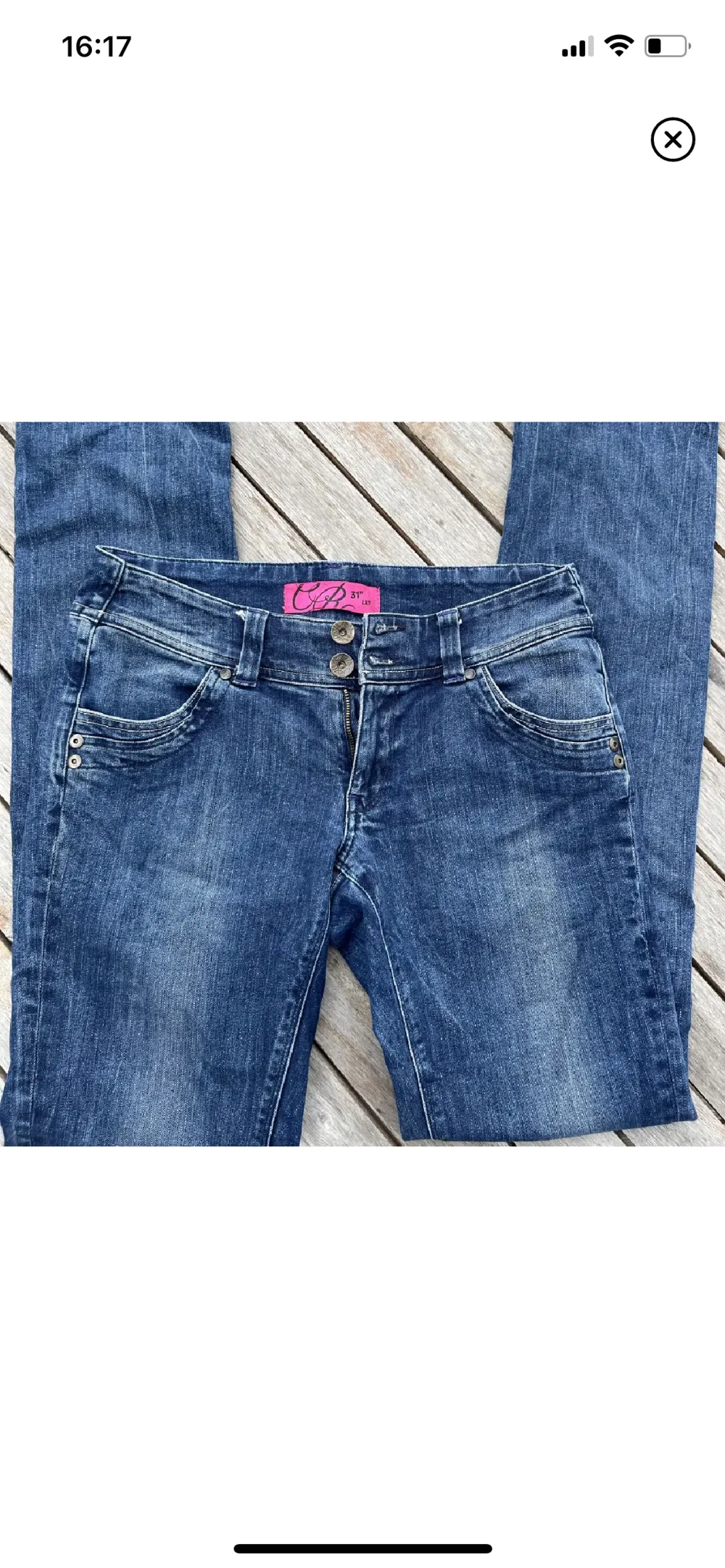 Säljer mina fina  lowwaist jeans som tyvärr inte passar längre. Jensen är lågmidjade, utsvängda och har slits längst ned . Jeans & Byxor.