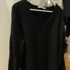 Alpackamix tröja från NAKD, köpt 2021. Lite oversized och vid ärm.