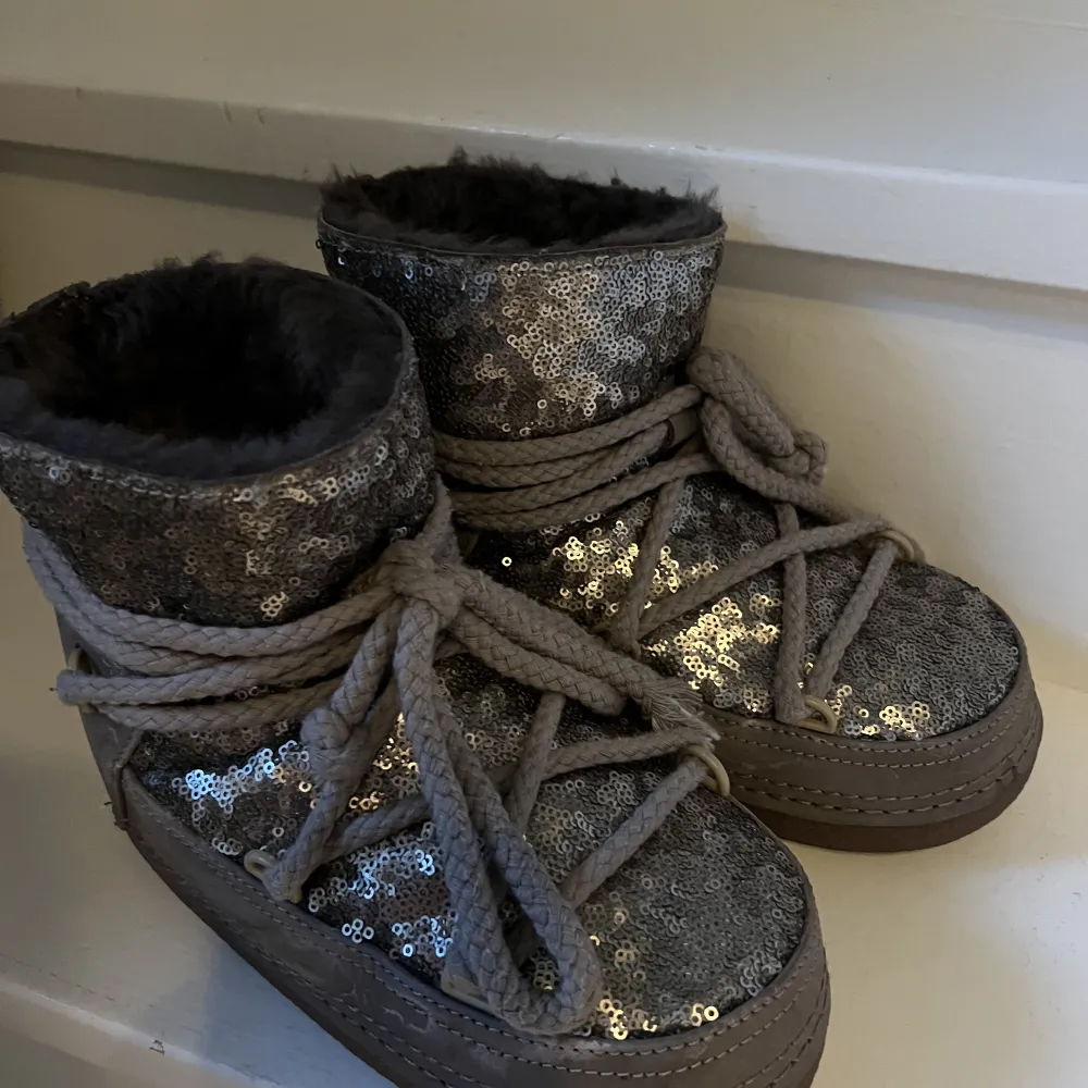 Intressekoll på dessa nästan helt osnvända Inuikii Boots köpta för ca 1 år sedan. Nypris för denna modellen är ca 3600kr. Säljer bara vid bra bud🥰. Skor.