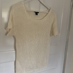 Vit stickad tröja - Vit/ljusbeige stickad tröja i strl S/M